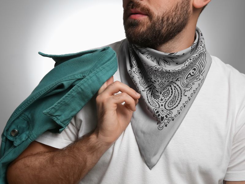 cach-phoi-do-voi-khan-bandana-nam-1
