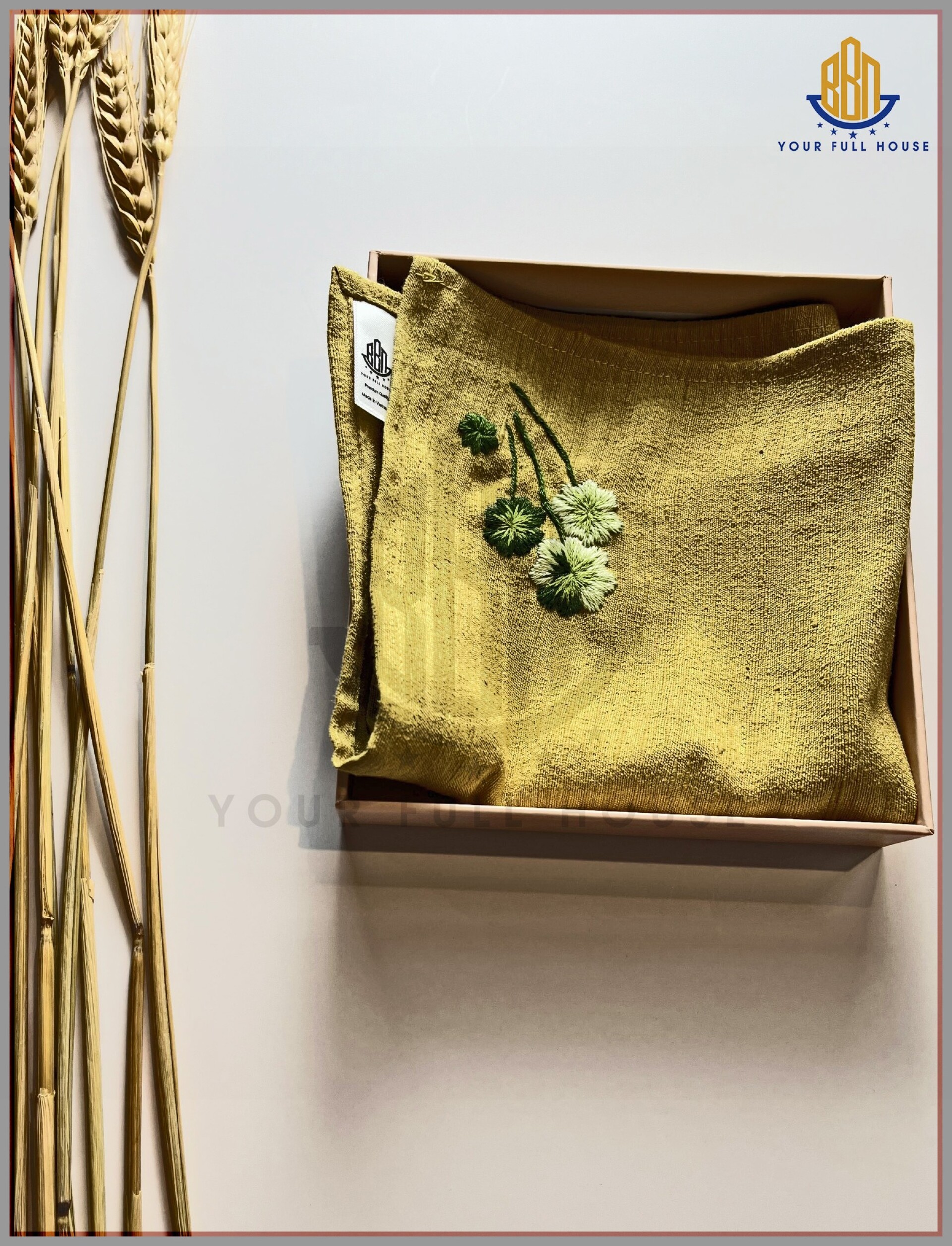 Khăn tay tơ tằm thêu tay cỏ ba lá, thương hiệu BBN Your Full House