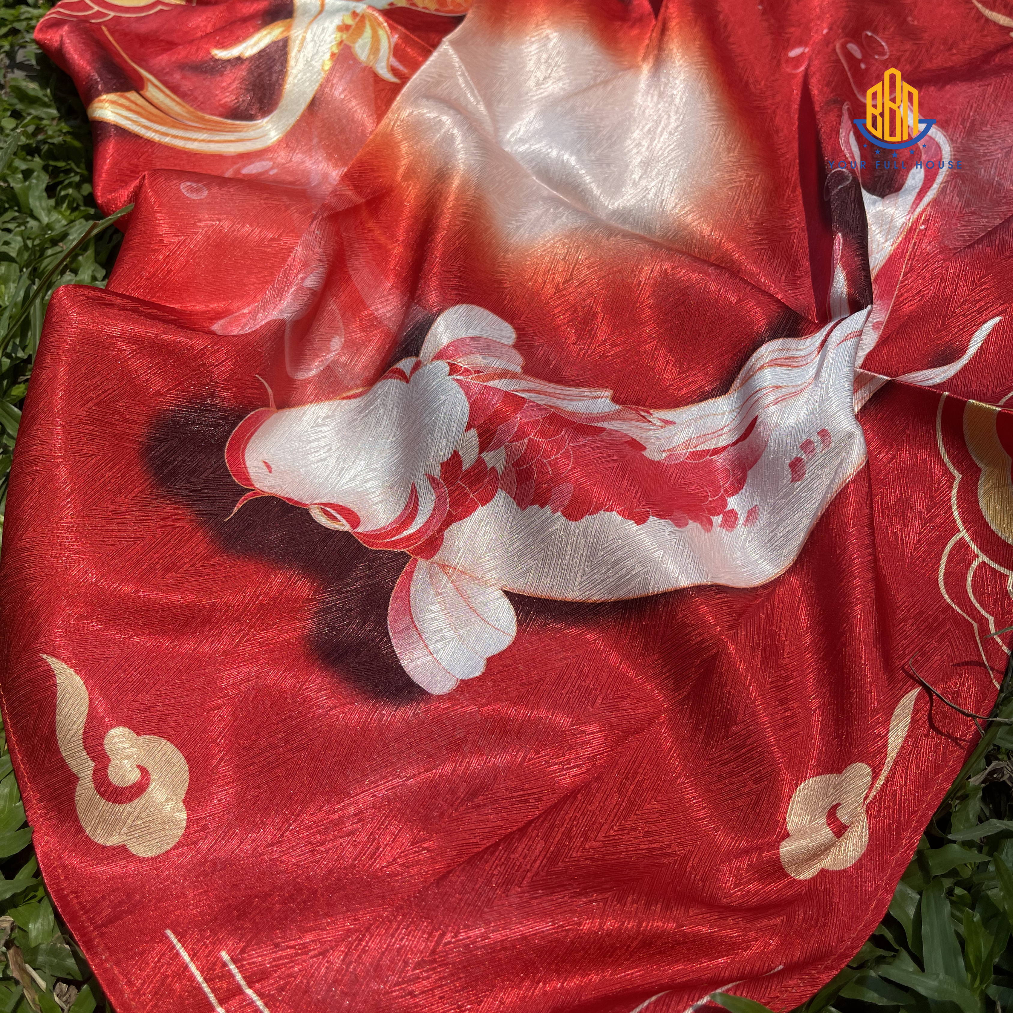 Cận cảnh bề mặt vải lụa v&acirc;n gỗ dưới &aacute;nh s&aacute;ng tự nhi&ecirc;n