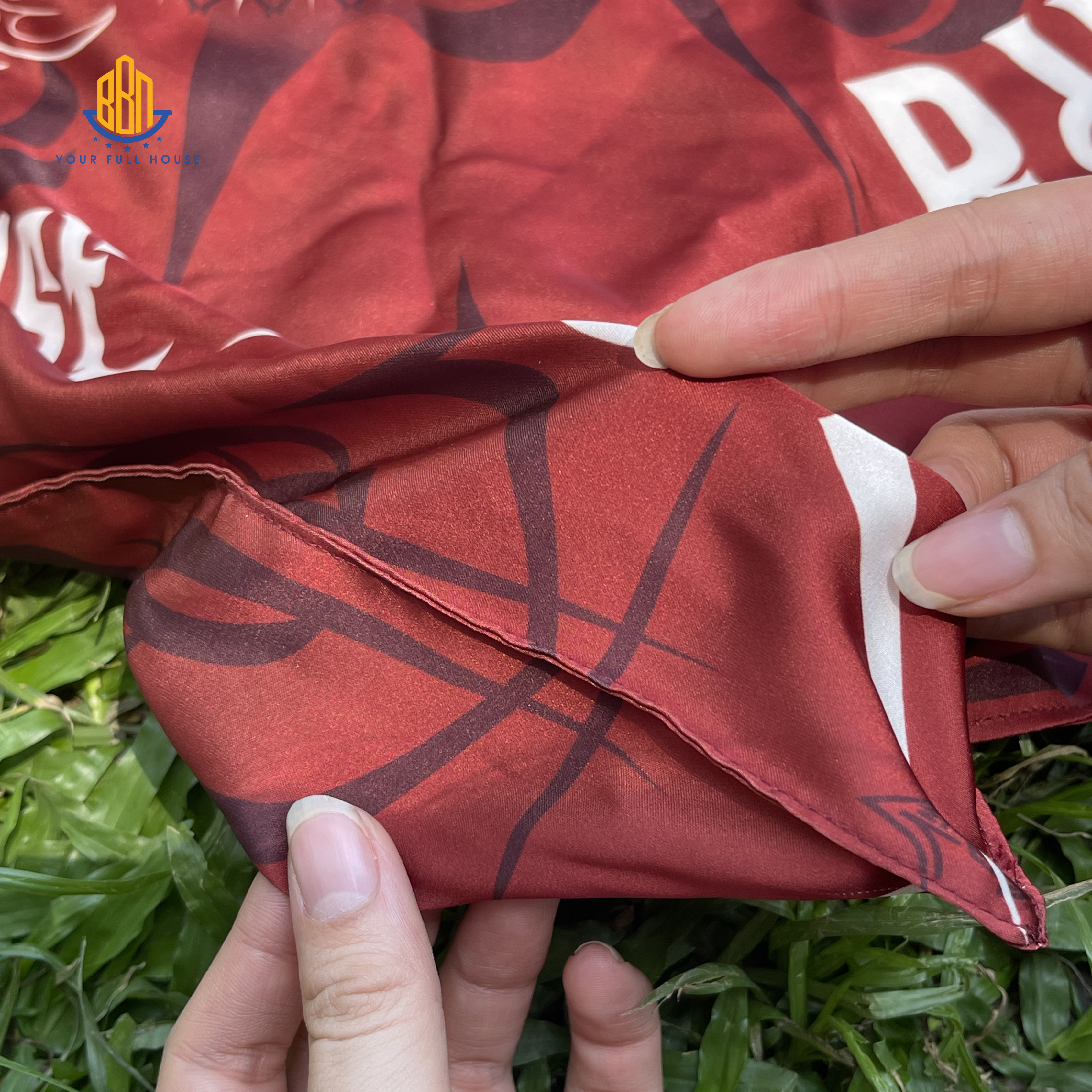 Chi tiết khăn bandana cao cấp may 2 lớp vải in gi&uacute;p sản phẩm d&agrave;y dặn v&agrave; đẹp cả hai mặt.